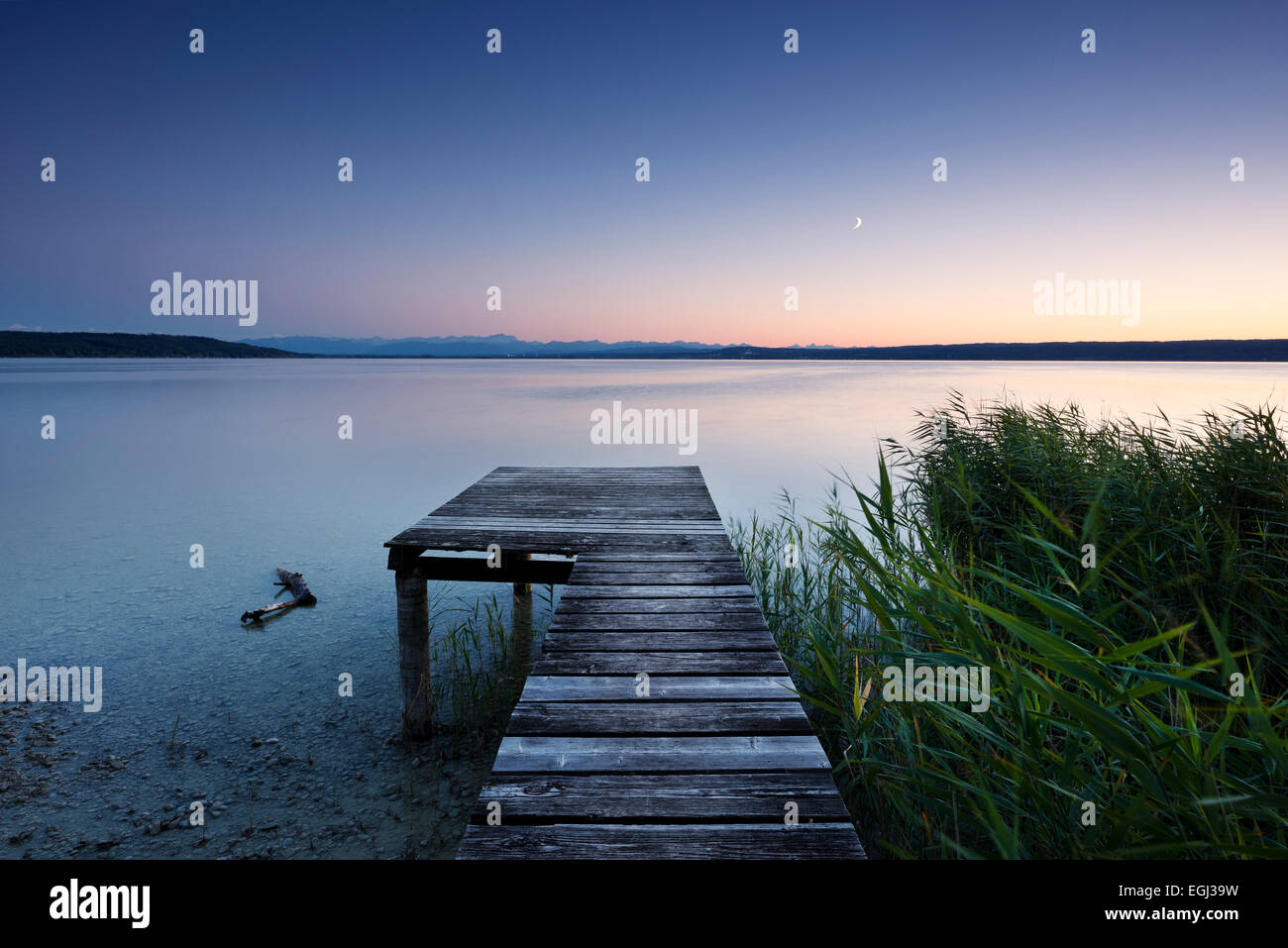 Ammersee, Steg, Ufer, Aussicht, Berge, Alpen, blau, dunkel, düster, Schilf, Ruhe, Wasser, Abend, Stockfoto