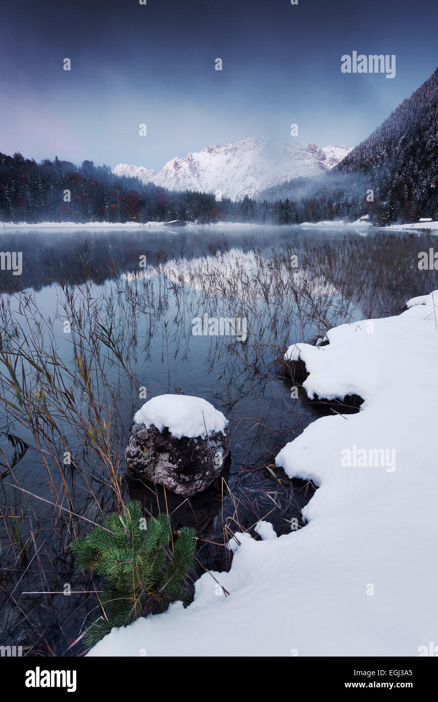 Berge, Alpen, See Ferchensee, Winter, Schnee, Nebel, Atmosphäre, blau, Stockfoto