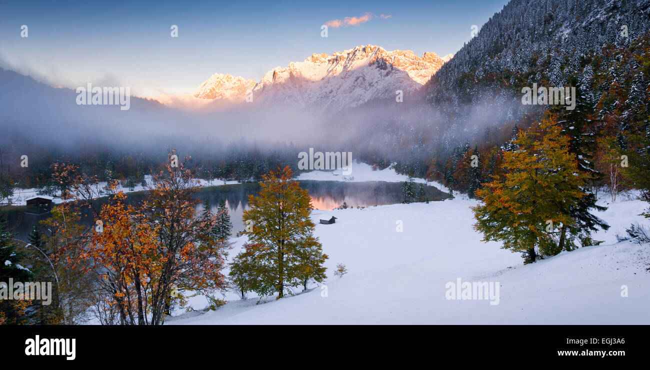 Berge, See Ferchensee, Karwendelgebirge, Alpen, Schnee, Herbst, Färbung, Nebel, See, Tannen, Idylle, Stockfoto