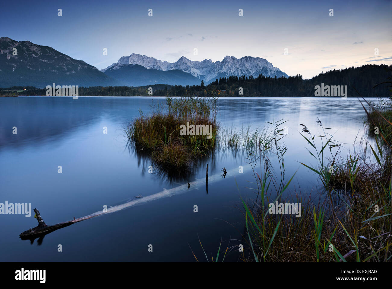 Karwendelgebirge, Alpen, See Barmsee, Wasser, See, blau, Abend, Berge, Atmosphäre, Herbst, Stockfoto
