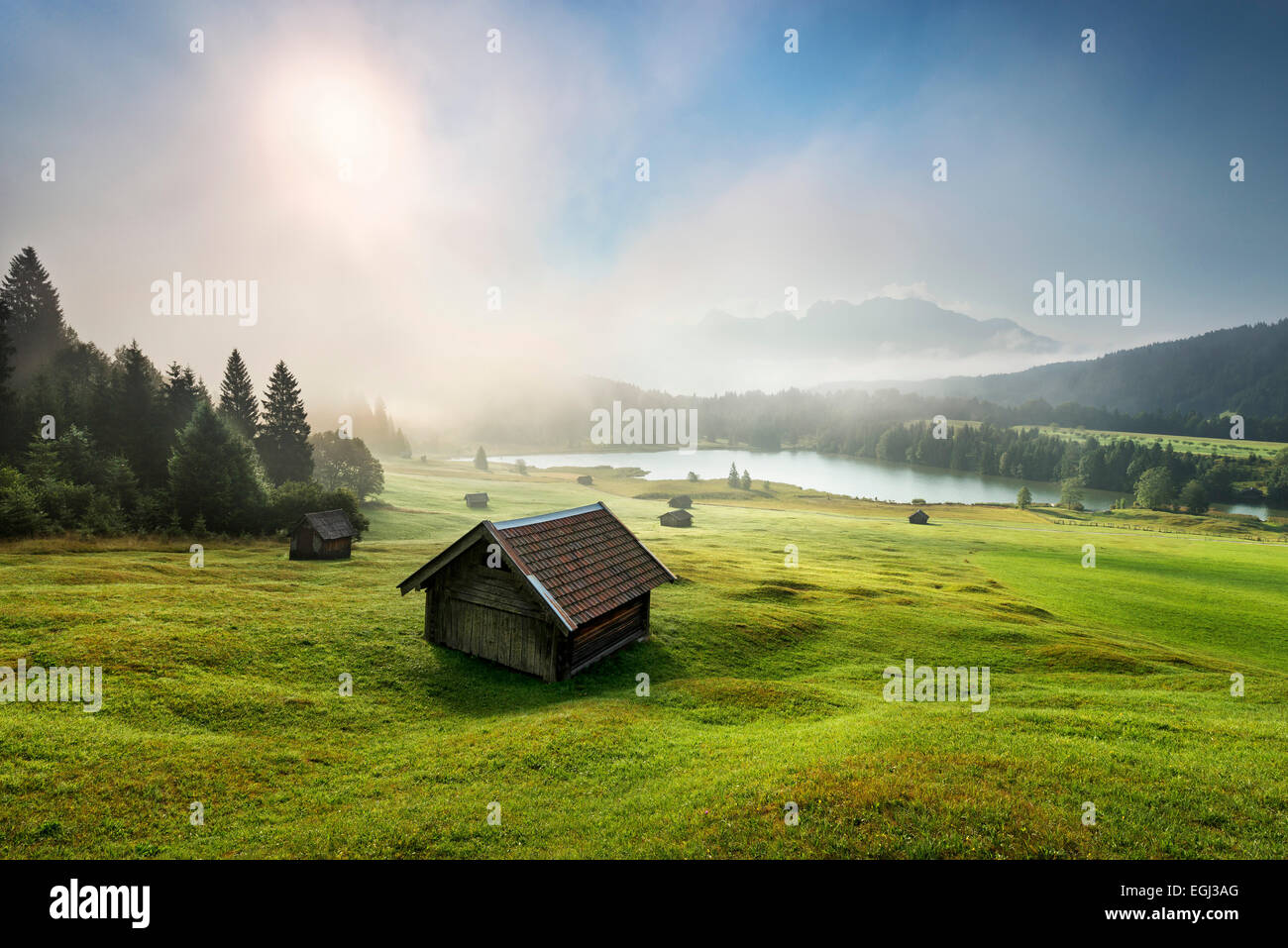 Geroldsee, Wasser, Nebel, Berge, Alpen, Hütten, Alm, Wiese, grün, morgens, Sonnenaufgang, Sonne, Licht, Idylle, Atmosphäre, Stockfoto