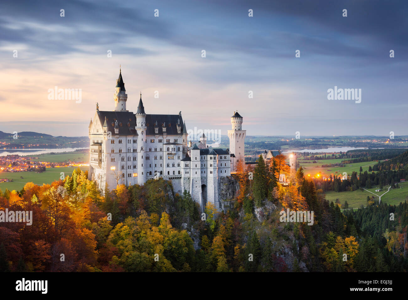 Schloss Neuschwanstein, in der Nähe von Füssen, Schwangau, Herbst, Atmosphäre, träumen, am Abend, Stockfoto