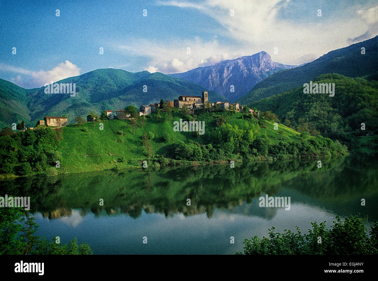 See Vagli in der Toskana. Unter dem See liegt die überfluteten Reste der Vagli Sotto Dorf. Stockfoto