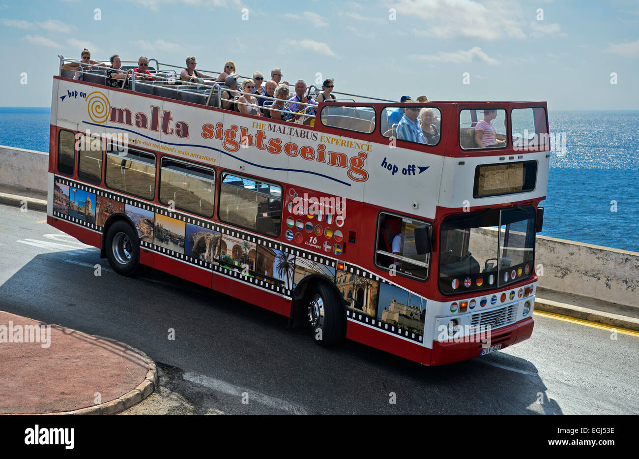 Touristen in ein Cabrio-Doppeldecker-Bus auf einen Ausflug an die Küste, Malta Stockfoto