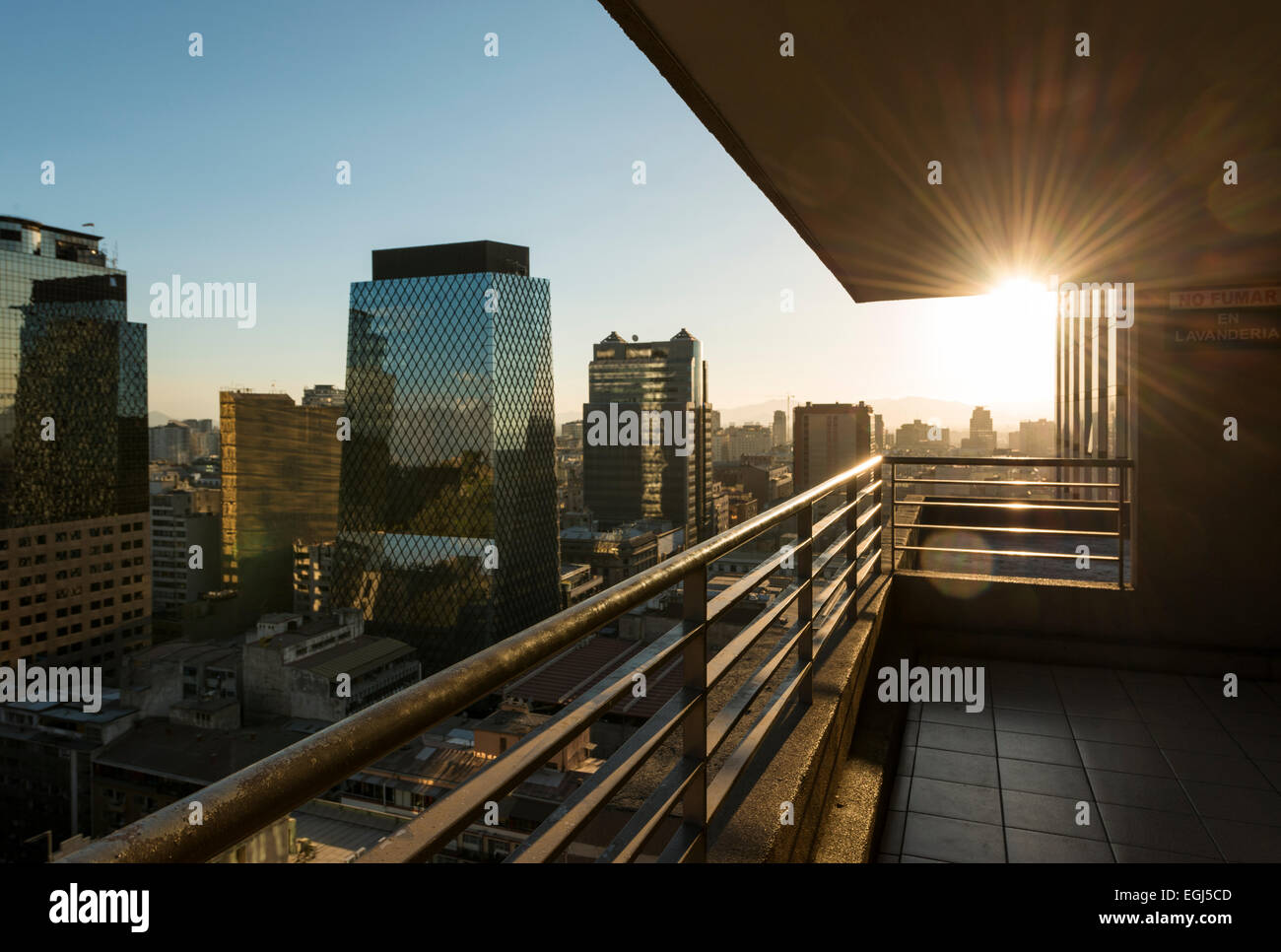 Luftaufnahme der Innenstadt von Santiago City bei Sonnenuntergang, Santiago, Chile Stockfoto