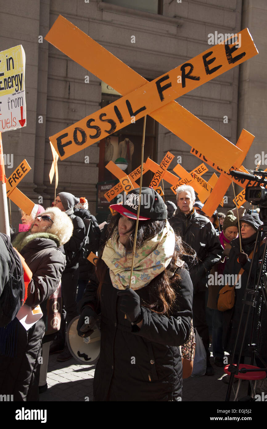 Demonstranten Rallye im Bankenviertel in der Nähe der NY Stock Exchange mit der Meldung für Fonds, von fossilen Brennstoffen zu veräußern Stockfoto