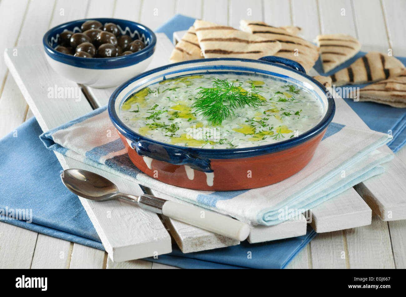 Tzatziki. Joghurt und Gurken Relish mit Pitta-Brot. Stockfoto