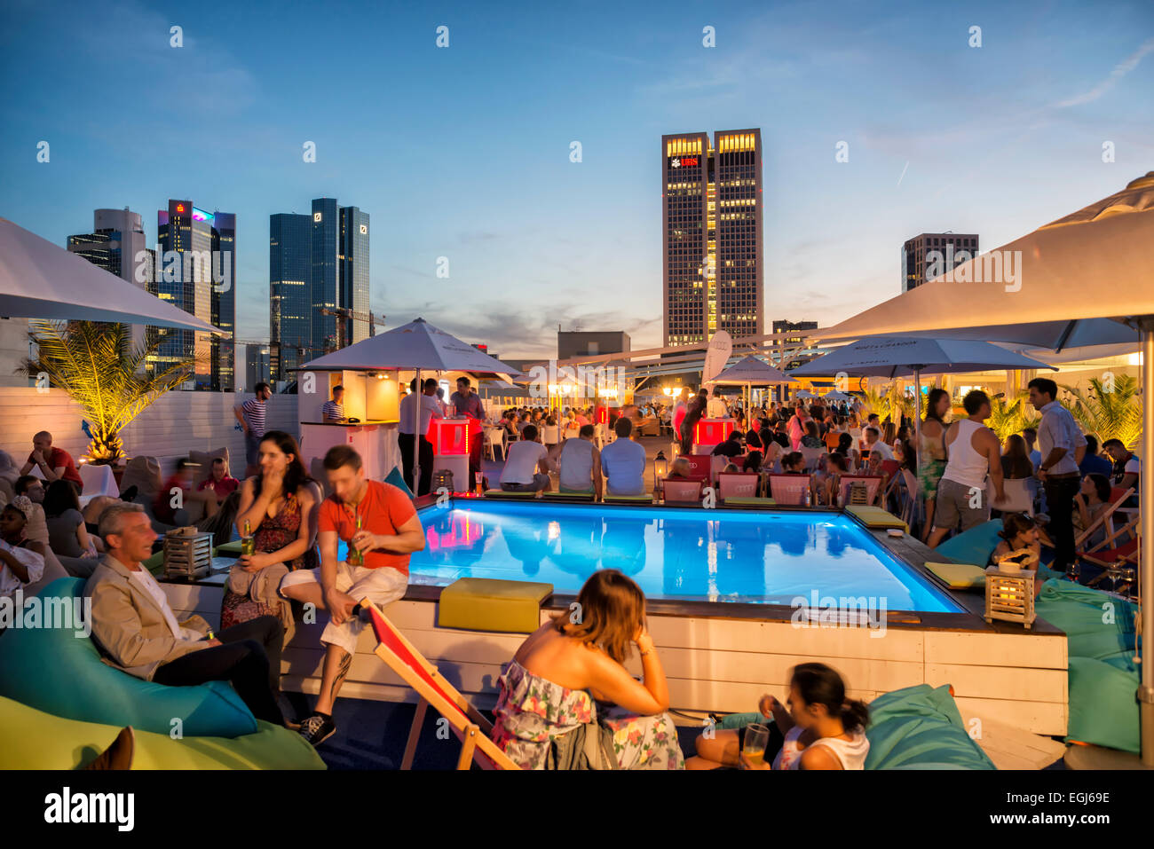 Deutschland, Hessen, Frankfurt, Long Island Summer Lounge auf dem Dach des  Parkhaus "Börse Stockfotografie - Alamy