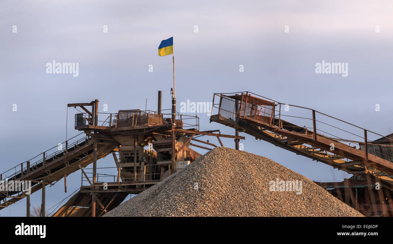 Ukraine-Flagge auf alten Metall-ruine Stockfoto