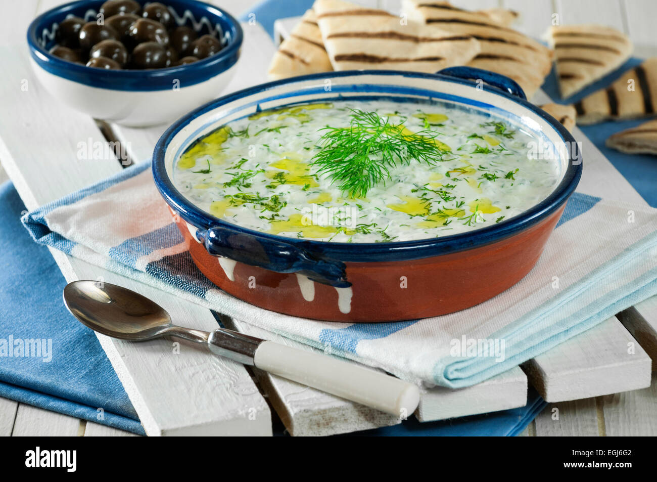 Tzatziki. Joghurt und Gurken Relish mit Pitta-Brot. Stockfoto