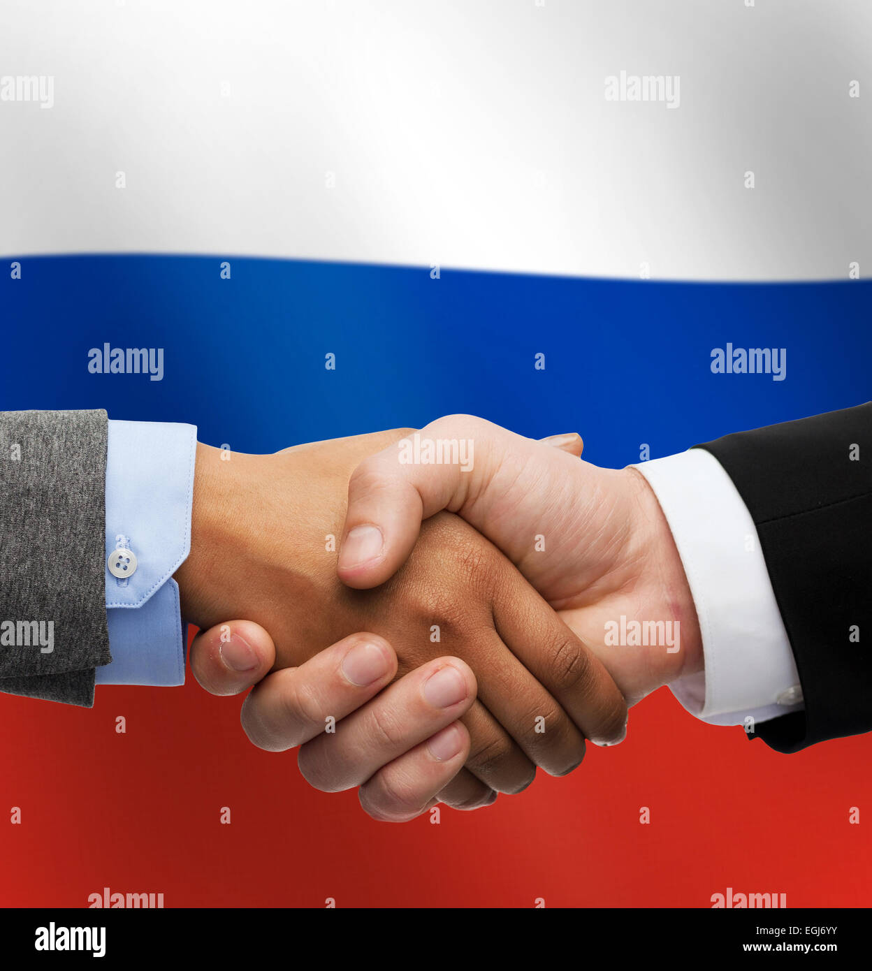 Nahaufnahme des Handshakes über russische Flagge Stockfoto