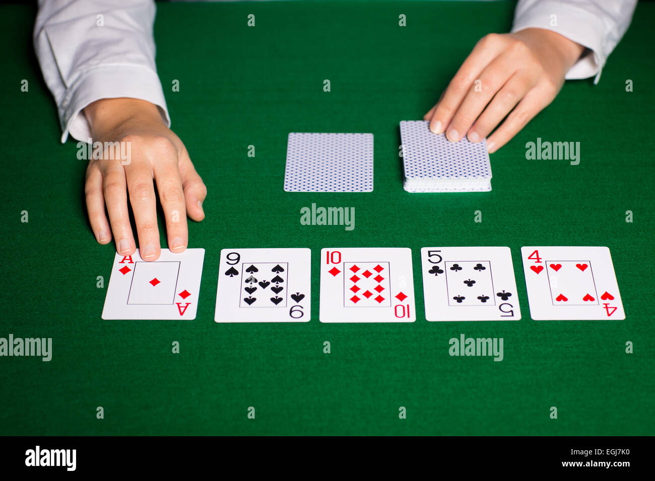Holdem-Händler mit Spielkarten Stockfoto