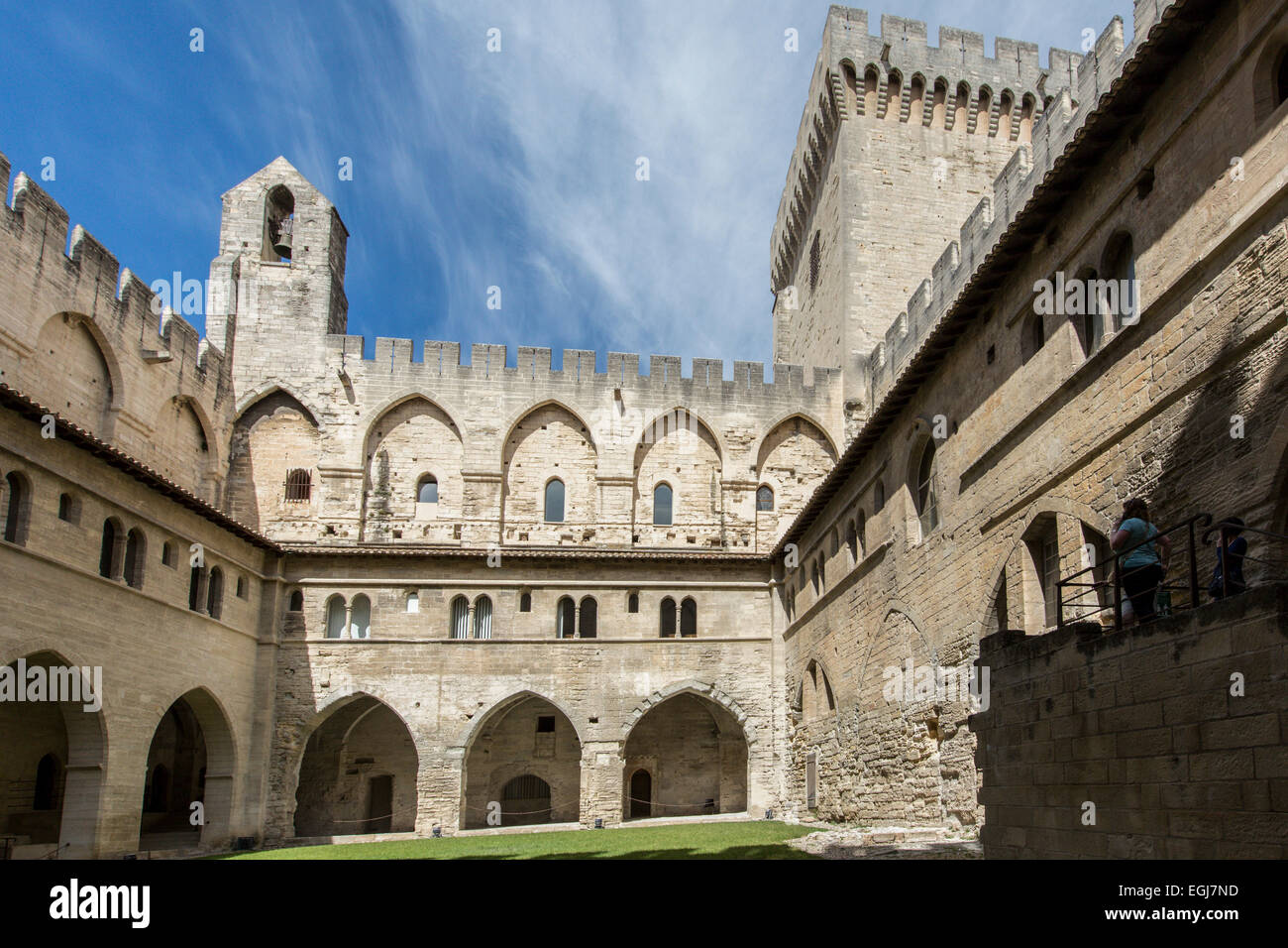 AVIGNON, Frankreich - 12. Mai 2014: Ein Blick auf den historischen päpstlichen Palast stammt aus dem Mittelalter. Stockfoto