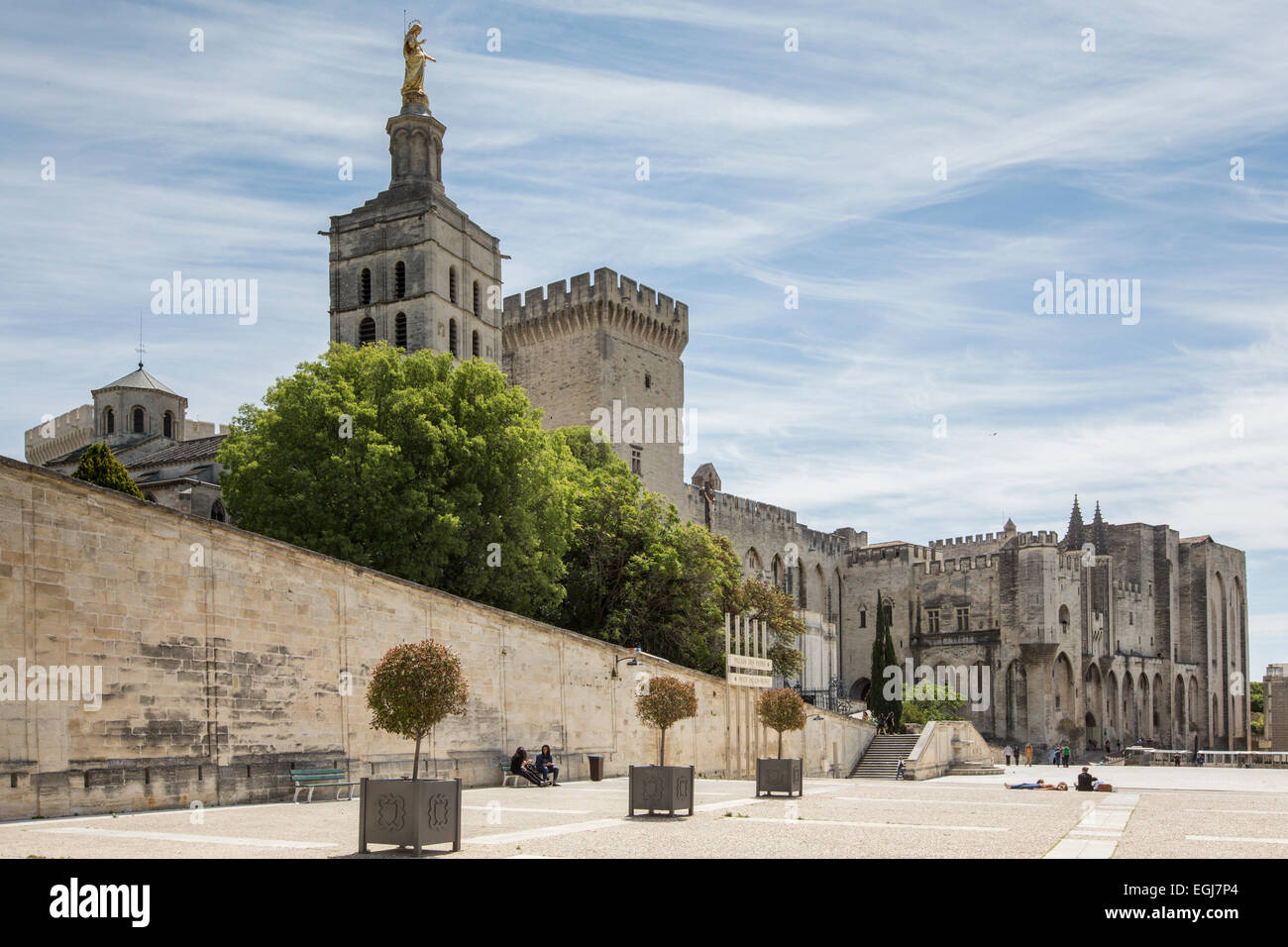 AVIGNON, Frankreich - 12. Mai 2014: Ein Blick auf den historischen päpstlichen Palast stammt aus dem Mittelalter. Stockfoto