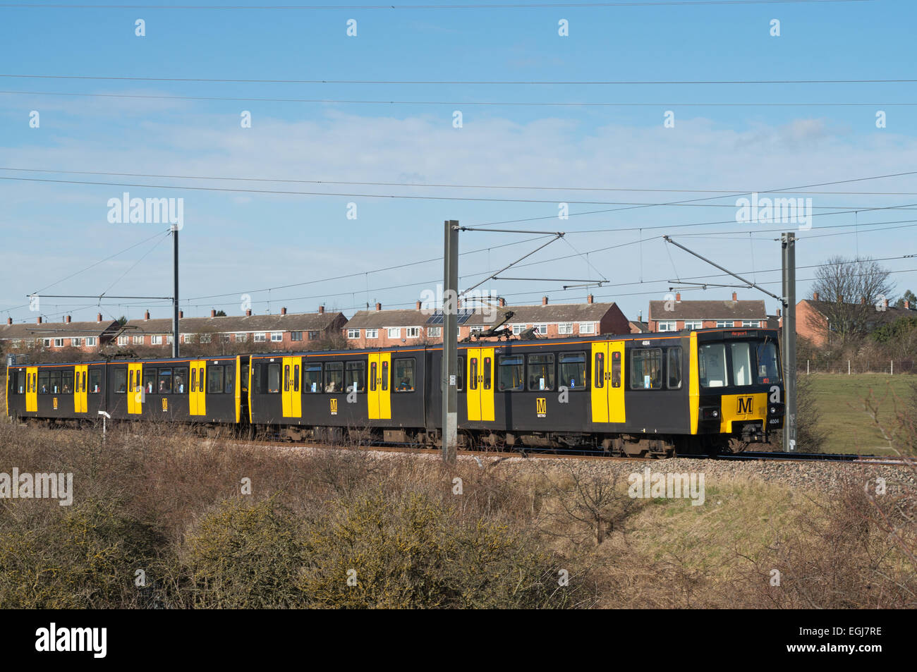 Tyne und tragen Metro Zug gesehen in der Nähe von Brockley Ginster, Boldon, Nord-Ost England UK Stockfoto