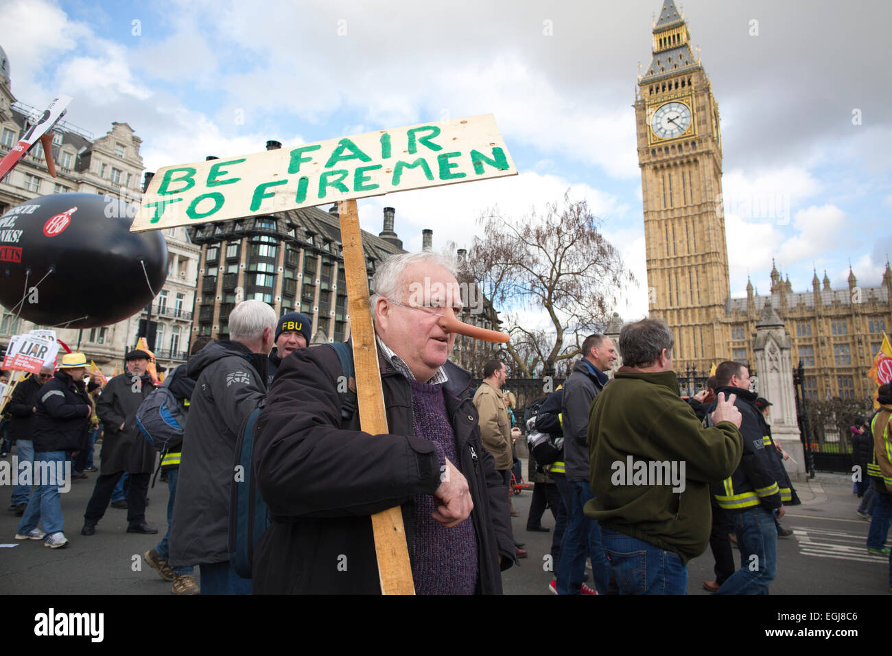 London, UK. 25. Februar 2015. Feuerwehr beitreten Nationalstreik hintereinander Renten, Whitehall, London, UK 25.02.2015 Feuerwehrleute in ganz Großbritannien miteinander verbunden in den Streit in Westminster, London, zu Fuß für 24 Stunden heute über die "undurchführbar Altersversorgung" von der Regierung vorgeschlagenen. Bildnachweis: Jeff Gilbert/Alamy Live-Nachrichten Stockfoto