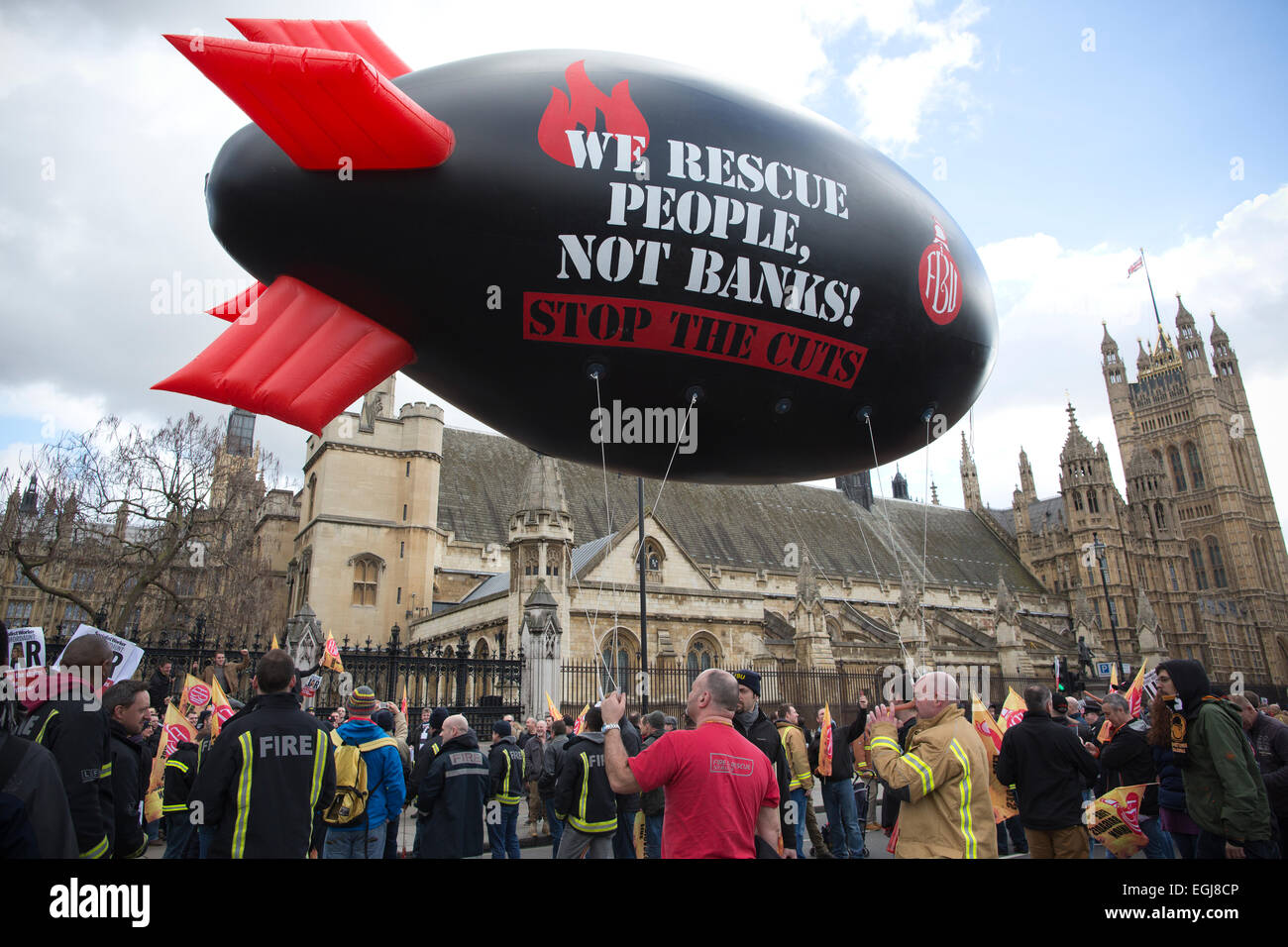 London, UK. 25. Februar 2015. Feuerwehr beitreten Nationalstreik hintereinander Renten, Whitehall, London, UK 25.02.2015 Feuerwehrleute in ganz Großbritannien miteinander verbunden in den Streit in Westminster, London, zu Fuß für 24 Stunden heute über die "undurchführbar Altersversorgung" von der Regierung vorgeschlagenen. Bildnachweis: Jeff Gilbert/Alamy Live-Nachrichten Stockfoto