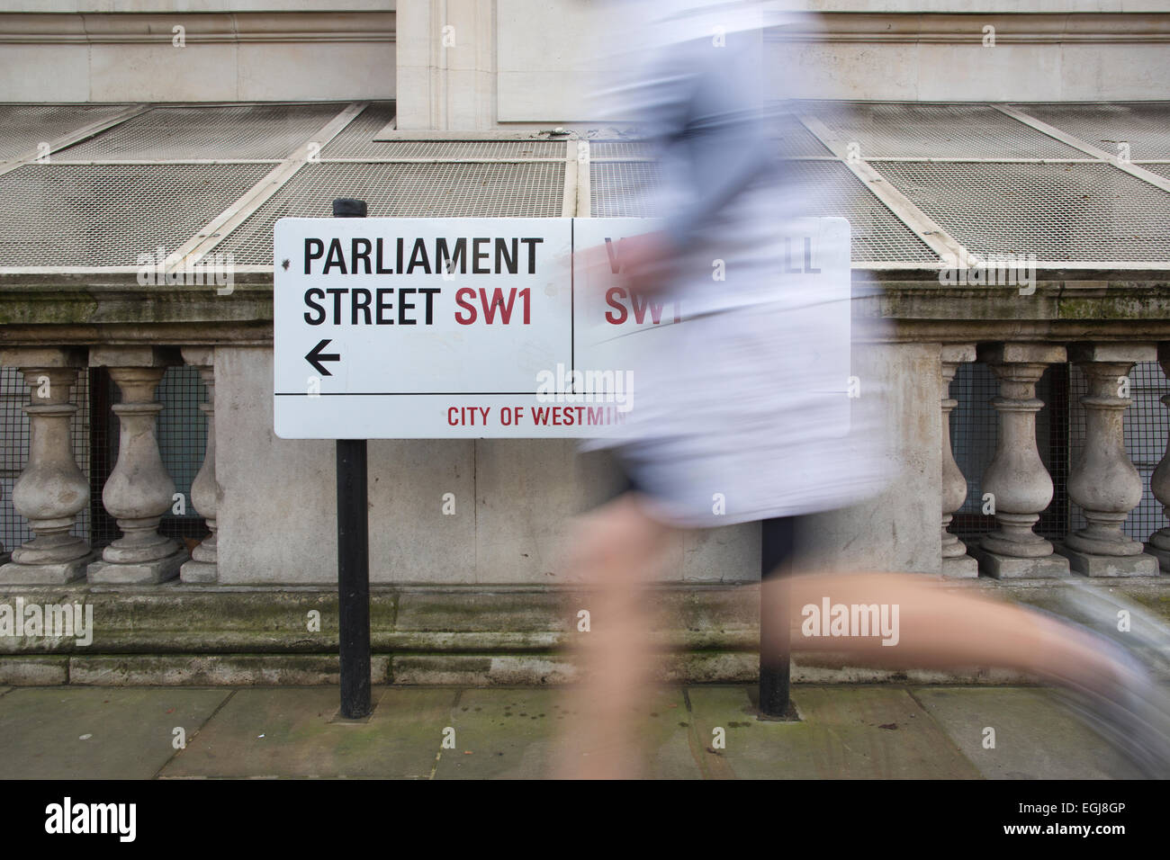 Whitehall und Parliament Street unterzeichnen, Westminster, Central London, England, UK Stockfoto