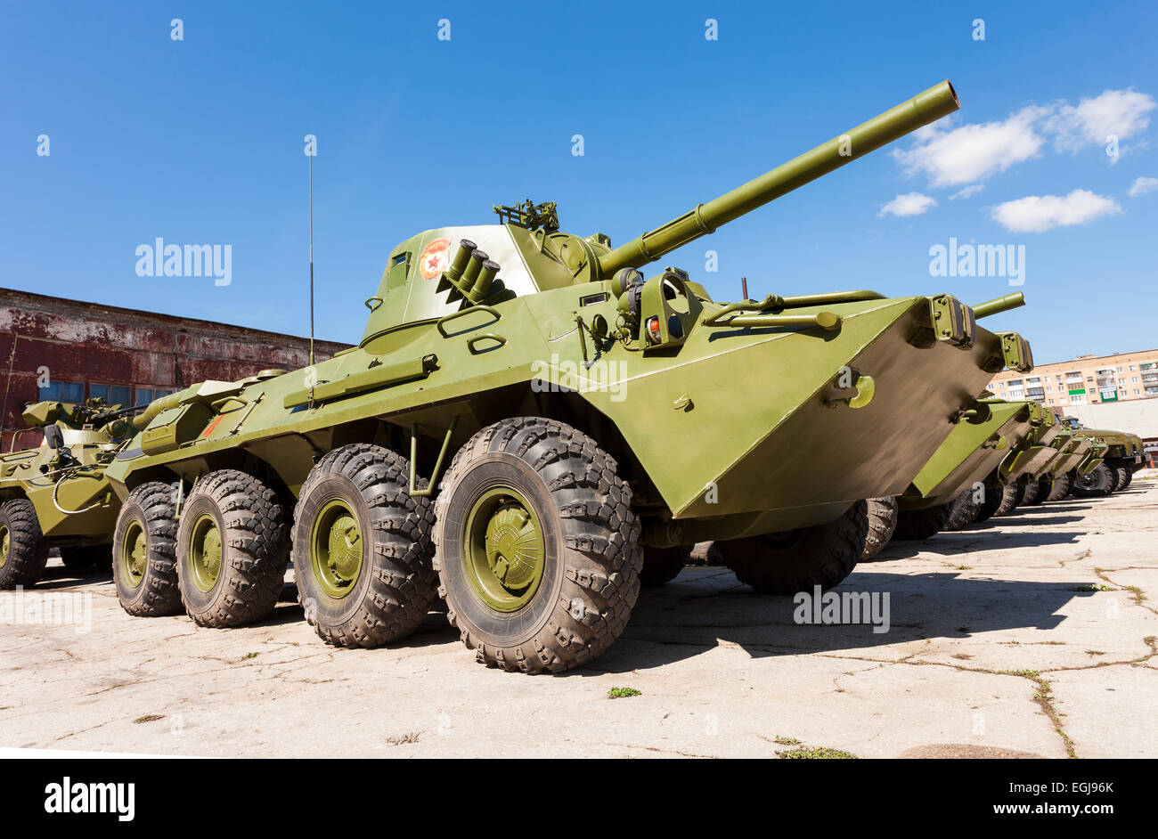 2 s 23 Nona-SVK 120mm selbstfahrende Mörtel Träger auf Rädern Chassis des BTR-80 Stockfoto