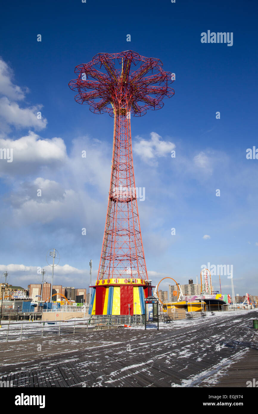 Promenade in Coney Island im Winter wird akzentuiert durch das Wahrzeichen Fallschirm Sprung erreichen bis in den Himmel. Stockfoto