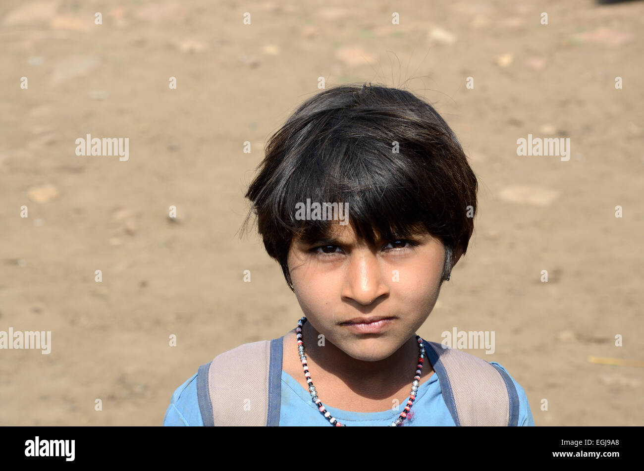 Porträt von einem schweren indischen Mädchen mit kurzen Haaren Madhya Pradesh, Indien Stockfoto