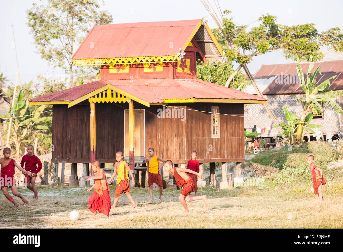 Unerfahrene junge Mönche spielen Fußball in ihren Gewändern im Freien in ihr Kloster am Ufer des Inle-See, Burma, Myanmar. Stockfoto