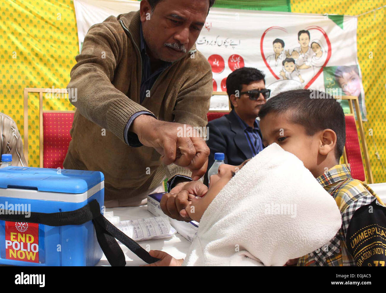 Anti-Polio Kämpferin administrieren Impfstoff Kind am dritten Tag der Kampagne in Karatschi am Mittwoch, 25. Februar 2015 statt. Stockfoto