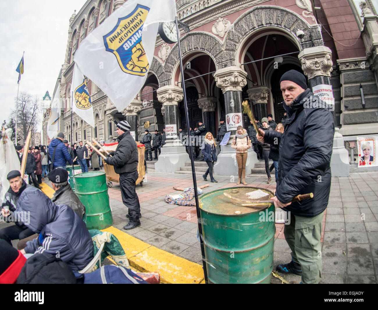 Kiew, Ukraine. 25. Februar 2015. Aktivisten vor der Nationalbank. --Aktivisten des "Kredits Maidan", welche Kiew-links, um für sich selbst noch einmal gesammelt bei der Nationalbank der Ukraine, fordern den Rücktritt von Valerie Gontareva sorgen und lösen das Problem mit Fremdwährungskrediten. Zu diesem Zeitpunkt verzweifelten Kreditnehmer brachten Fässer und Reifen. Nach der Demonstranten abgeschrieben das letzte Mal die Griwna soviel, dass sie ihren Verpflichtungen aus dem Darlehen nicht mehr nachgehen können. Bildnachweis: Igor Golovnov/Alamy Live-Nachrichten Stockfoto