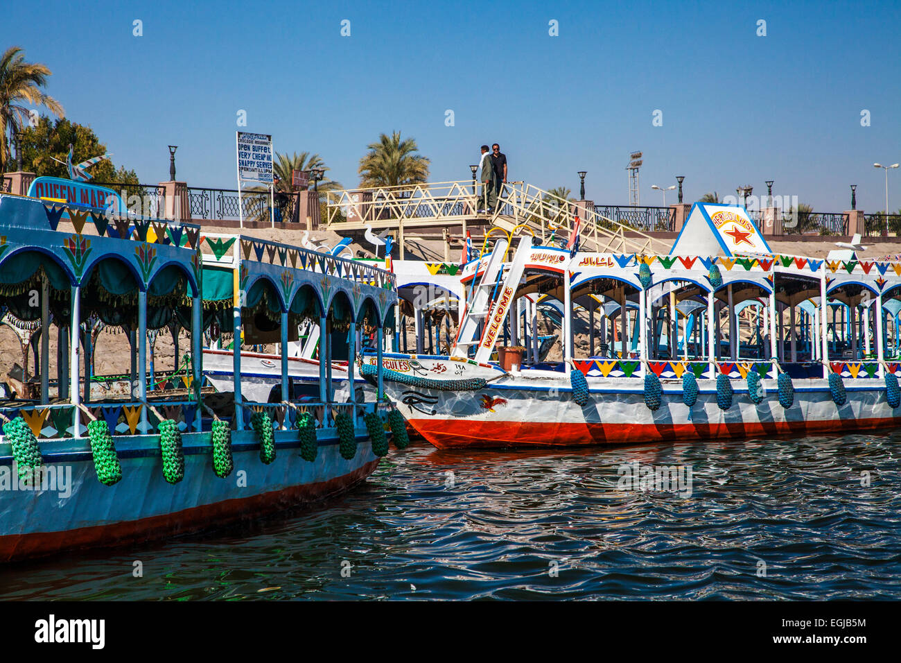 Bunte Fähren vertäut am Westufer warten auf Touristen über den Nil nach Luxor zu nehmen. Stockfoto