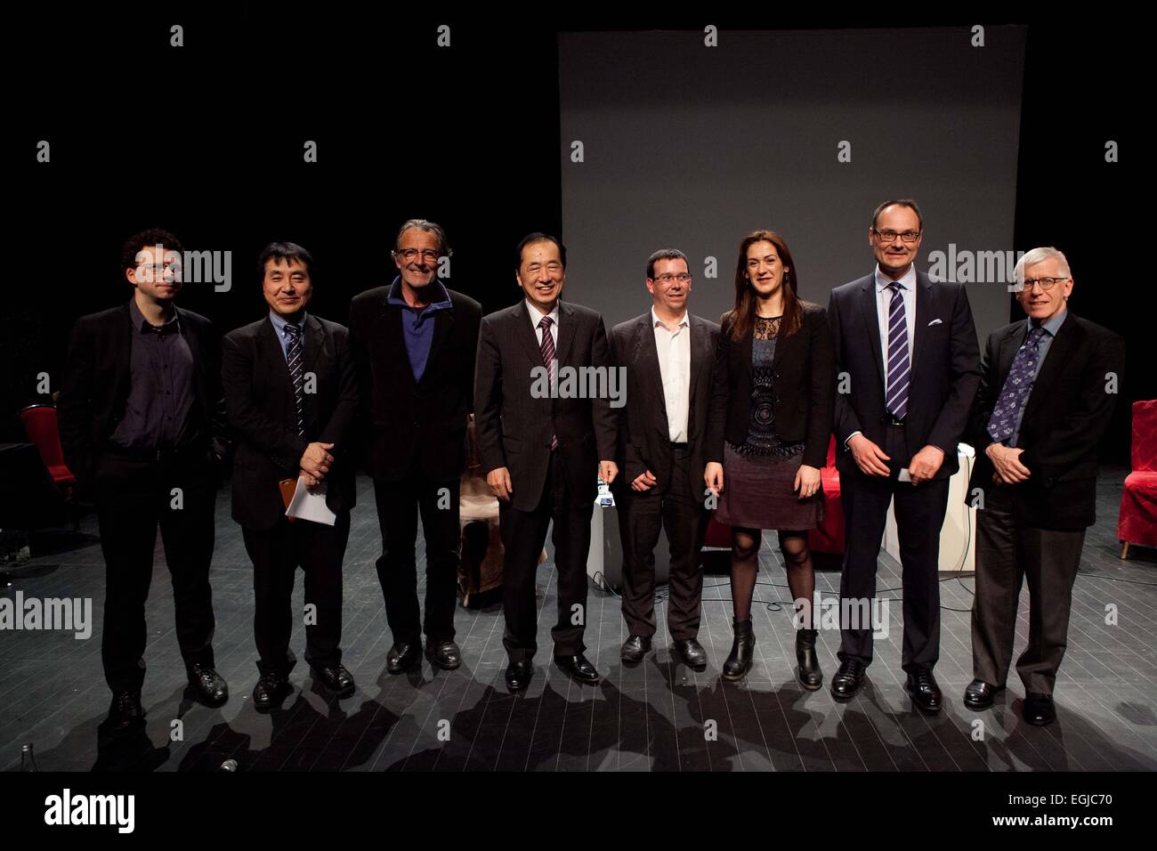 Paris, Frankreich. 24. Februar 2015. Konferenz "Fukushima Atomunfall - vier Jahre später", Green Cross, Paris, Frankreich, (rechts) Professor Jonathan Samet (University of Southern California), COO Green Cross International Adam Koniuszewski, Sandrine Belier, ehemaliges Mitglied des Europäischen Parlament, Nicolas Imbert, Direktor Green Cross Frankreich, Naoto Kan ehemaliger Premierminister von Japan, trat er sechs Monate nach dem atomaren Unfall in Fukushima, Jean Paul Jaud, Regisseur, Tetsunari Lida , Direktor der ISEP, Yves Marigniac, Direktor von WISE. Bildnachweis: Ania Freindorf/Alamy Live-Nachrichten Stockfoto