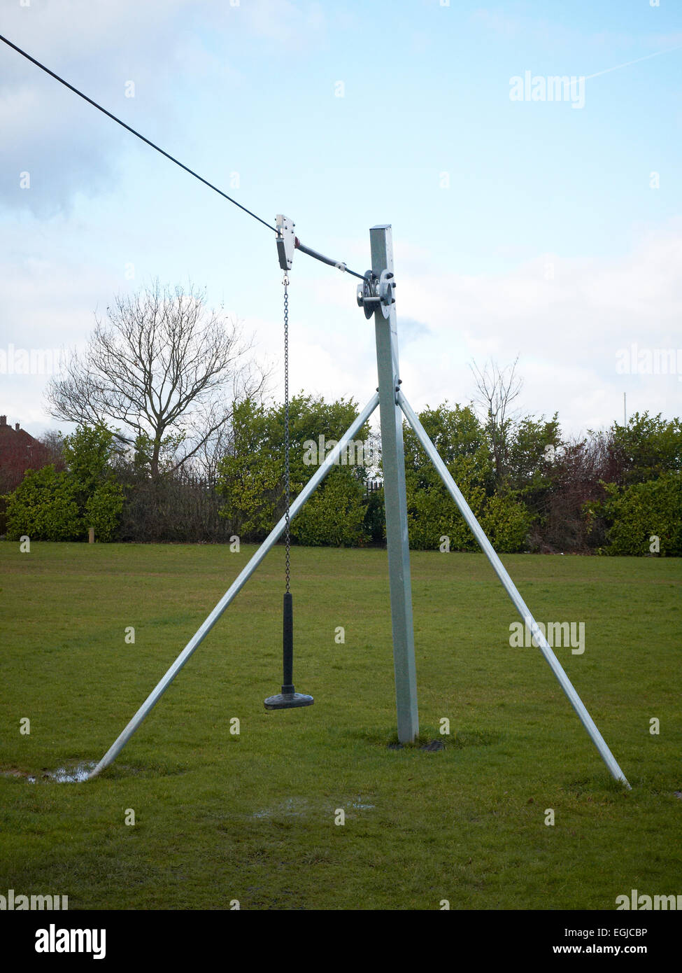 Antenne oder Seilrutsche in Kinderspielplatz UK Stockfoto