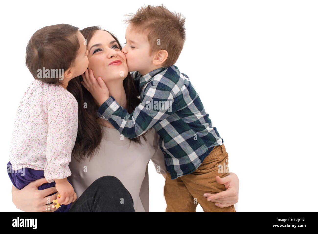 kleine Mädchen und jungen küssen ihre Mutter Stockfoto