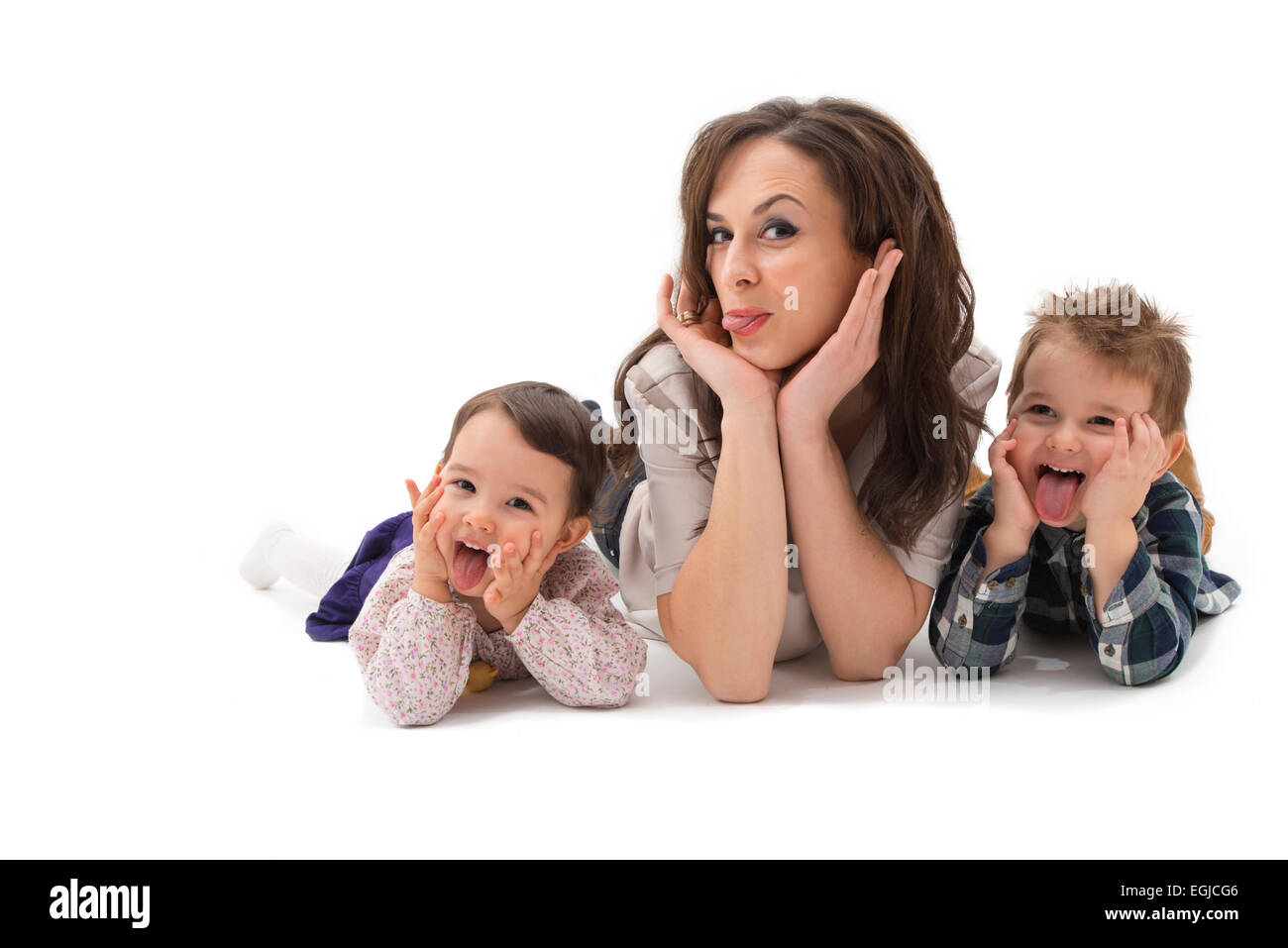 Junge Mutter mit zwei Kindern Spaß auf weißem Hintergrund Stockfoto