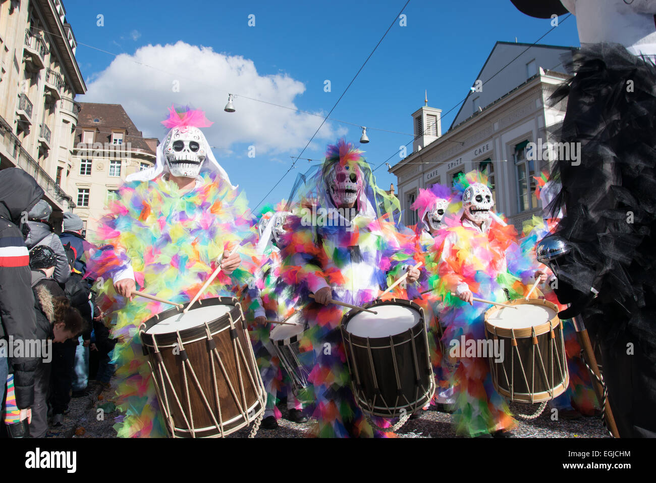 Basel, Schweiz. 25. Februar 2015. Laut Wikipedia ist Basler Fasnacht eines der Top 50 lokale Feste in Europa. Es dauert drei Tage vom 23. bis 25. Februar 2015. Am letzten Tag statt die Paraden von 14:00 für etwa zwei Stunden. Die maskierten Teilnehmer (Fasnächtler in Schweizerdeutsch) werfen Konfetti zu den Menschen und auch geben sie Süßigkeiten, Orangen, etc.. Bildnachweis: swiss.photos/Alamy Live News Stockfoto