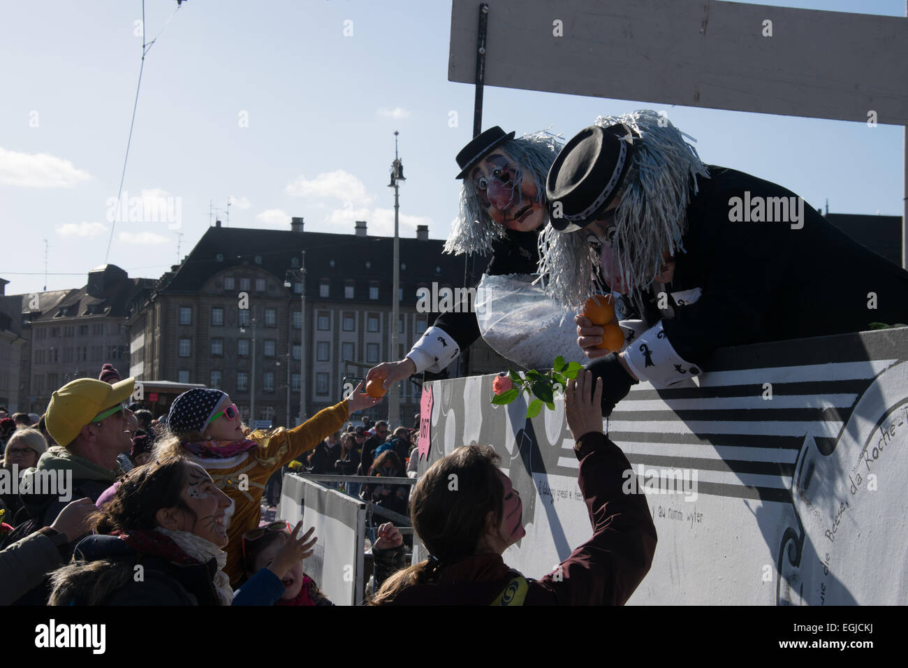 Basel, Schweiz. 25. Februar 2015. Laut Wikipedia ist Basler Fasnacht eines der Top 50 lokale Feste in Europa. Es dauert drei Tage vom 23. bis 25. Februar 2015. Am letzten Tag statt die Paraden von 14:00 für etwa zwei Stunden. Die maskierten Teilnehmer (Fasnächtler in Schweizerdeutsch) werfen Konfetti zu den Menschen und auch geben sie Süßigkeiten, Orangen, etc.. Bildnachweis: swiss.photos/Alamy Live News Stockfoto