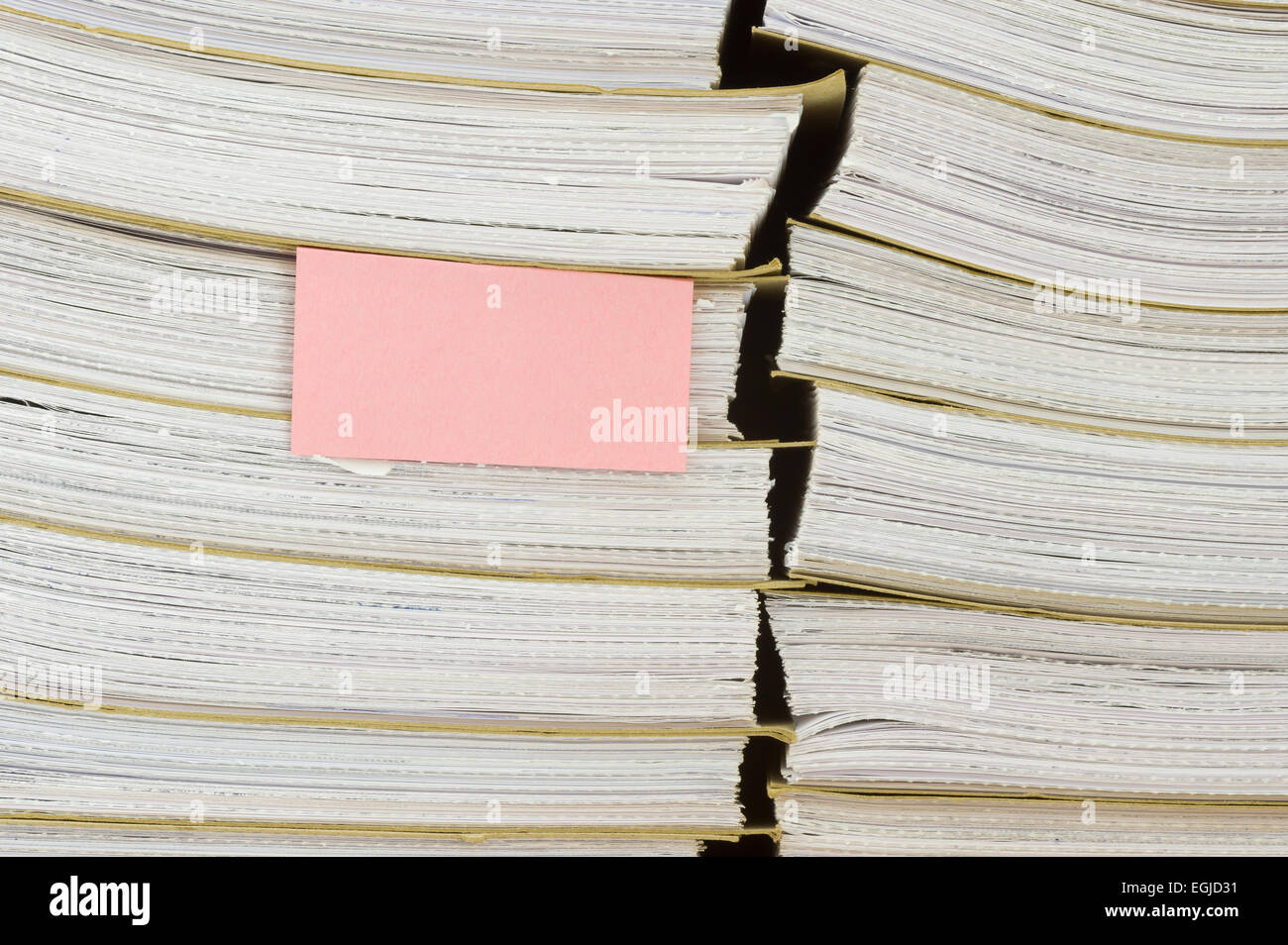 Ein Haufen von Archivdokumenten mit leeren Lesezeichen Stockfoto