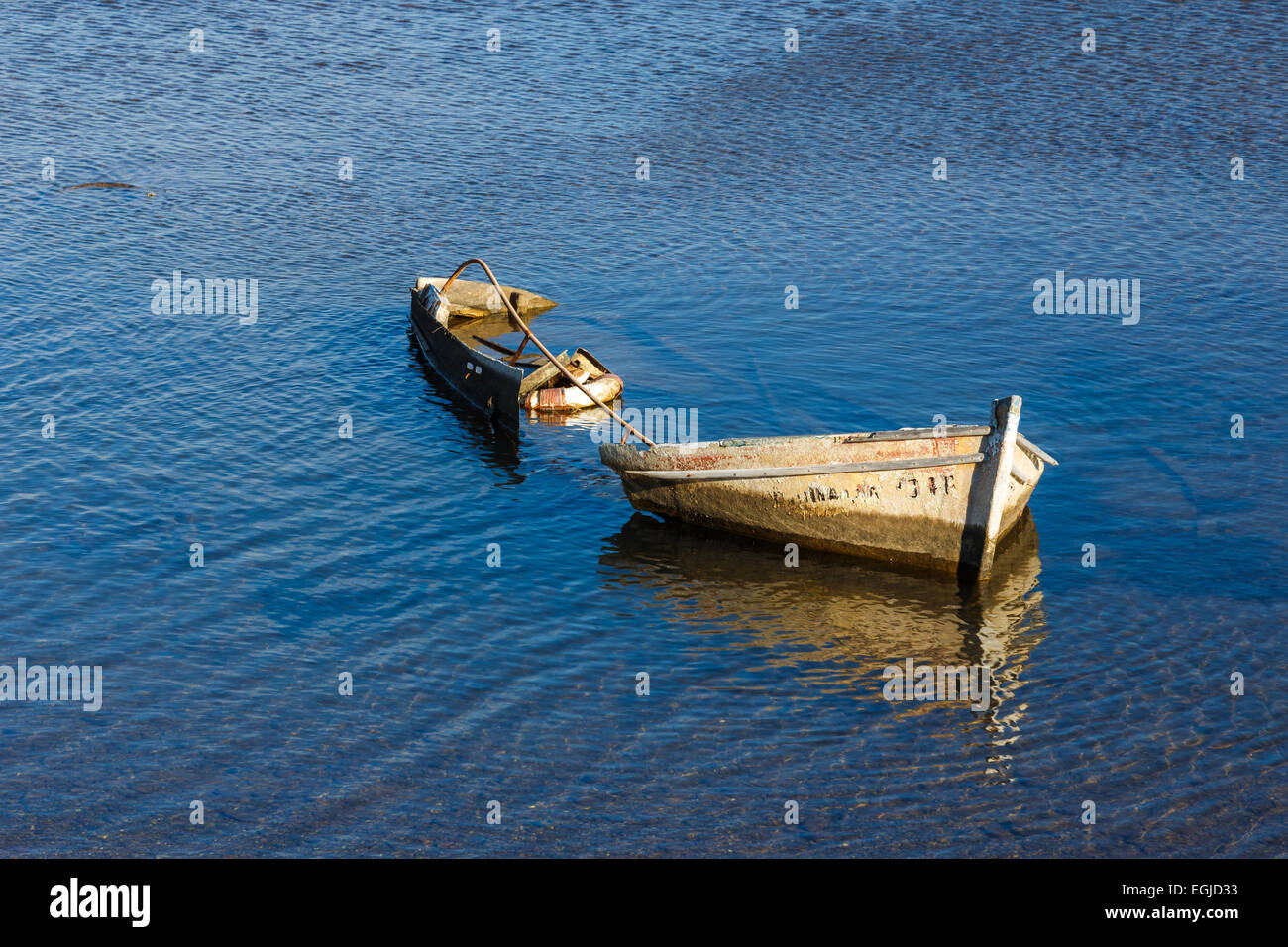 Versunkene Angeln Boot Wrack unter Wasser, im kleinen Hafen von Lavrio in Griechenland verlassen Stockfoto