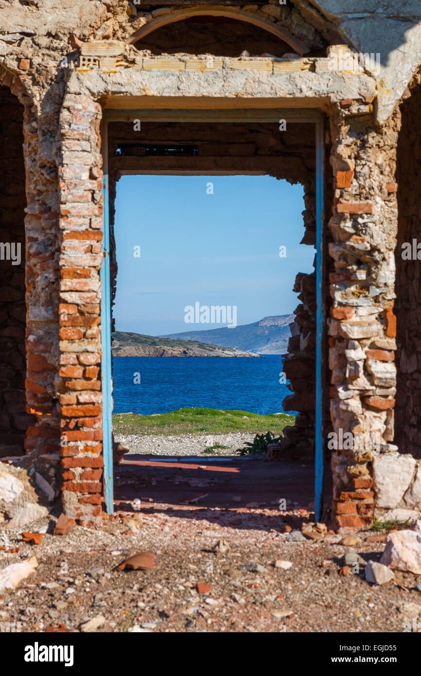 Alte verlassene Fracht Zoll Haltestelle nahe dem Meer vor dem malerischen Hintergrund Stockfoto