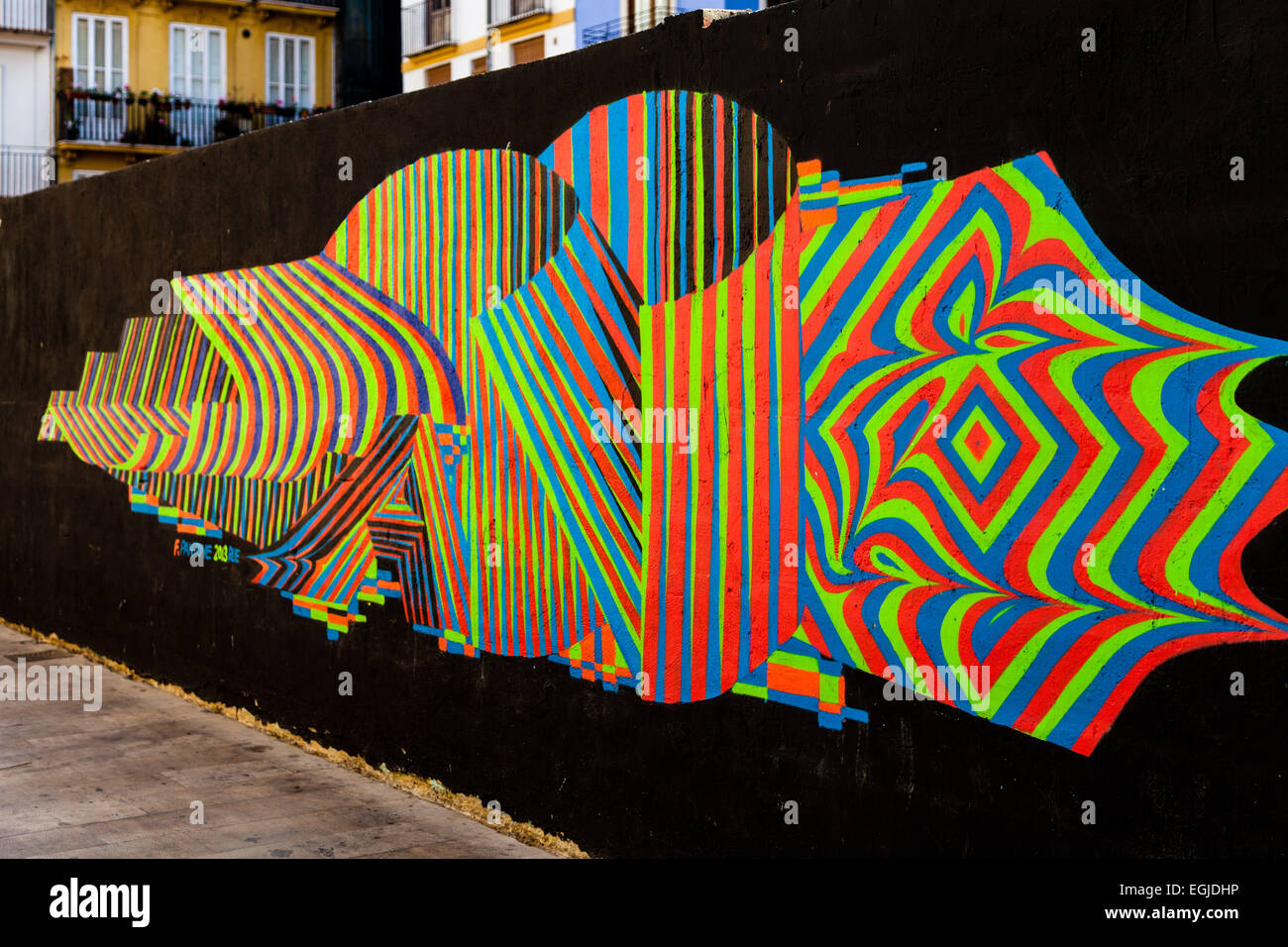 Farbenfrohe abstrakte Linien an der öffentlichen Mauer, Kunst oder Graffiti legal gemalt. Stockfoto