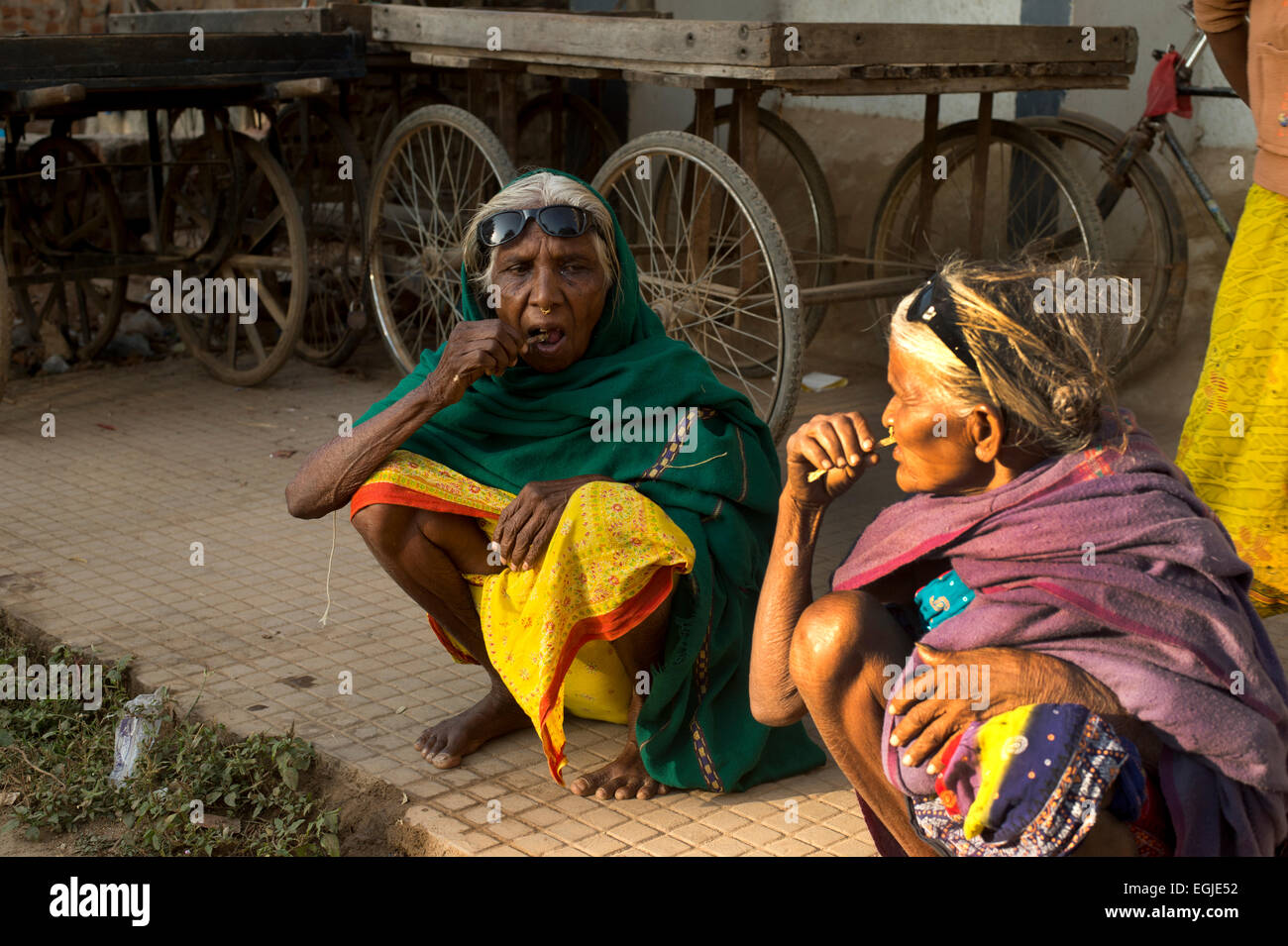 Indien-2014. Orissa. Bwanipatna. Nach einer Kataraktoperation reinigen zwei Frauen ihre Zähne mit Zweigen. Stockfoto