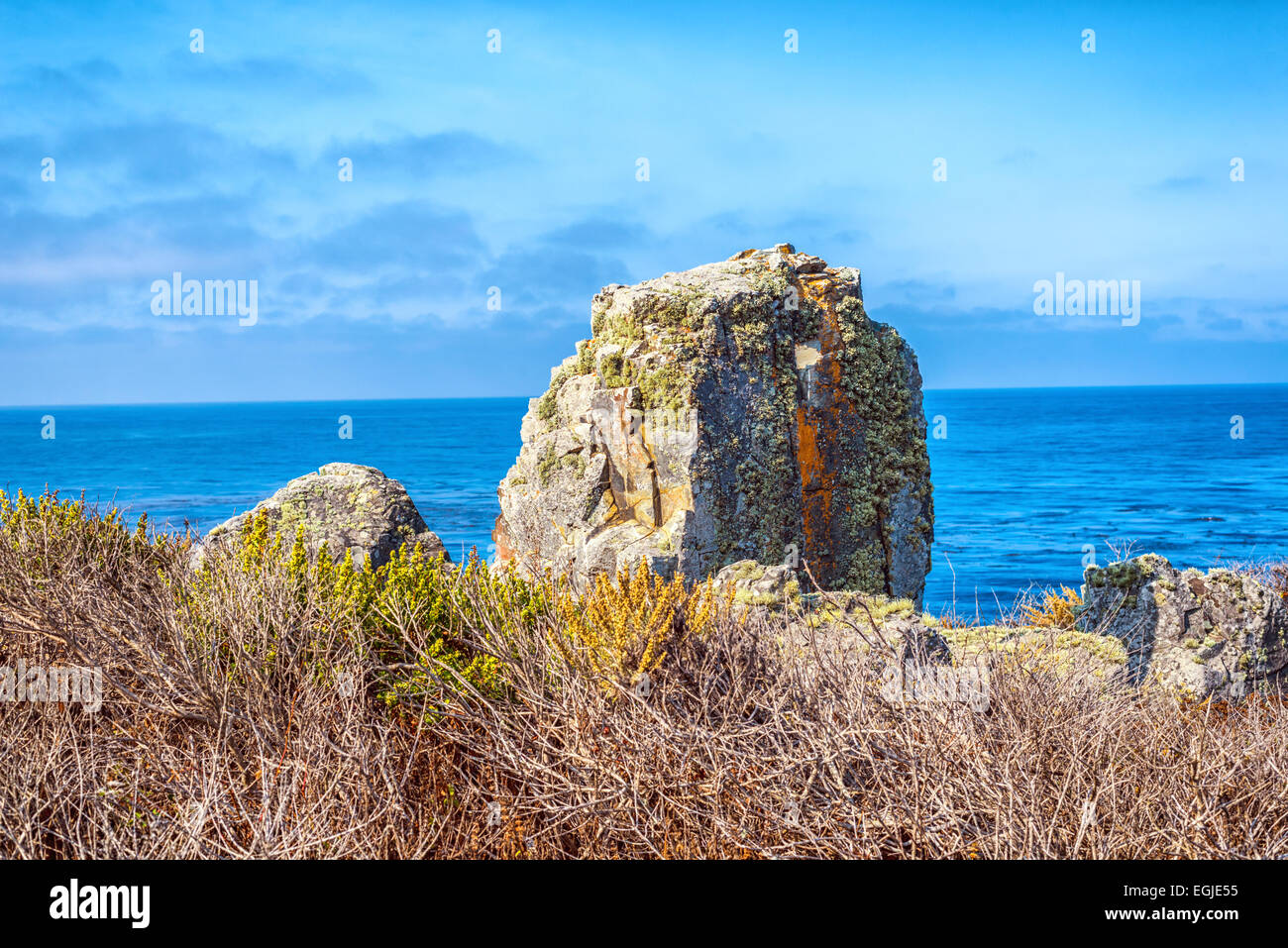 Felsformation befindet sich über dem Pazifischen Ozean.  Big Sur, Kalifornien, USA. Stockfoto