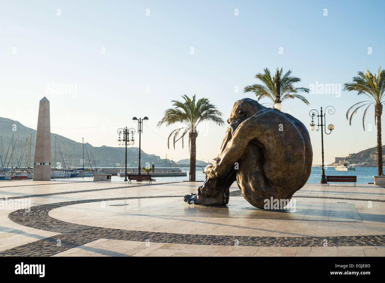 CARTAGENA, Spanien - 9. Februar 2015: El Zulo Statue von Victor Ochoa im Hafen von Cartagena. Die Statue ist eine Hommage an die Opfer von te Stockfoto