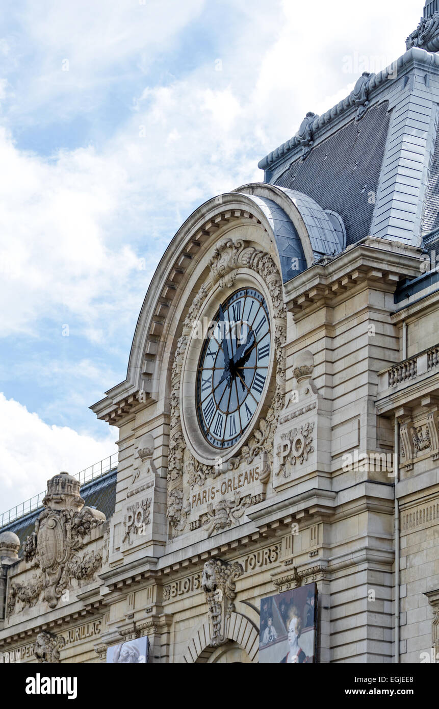 Die große Uhr an der Außenseite des Musée d ' Orsay, Paris. Stockfoto