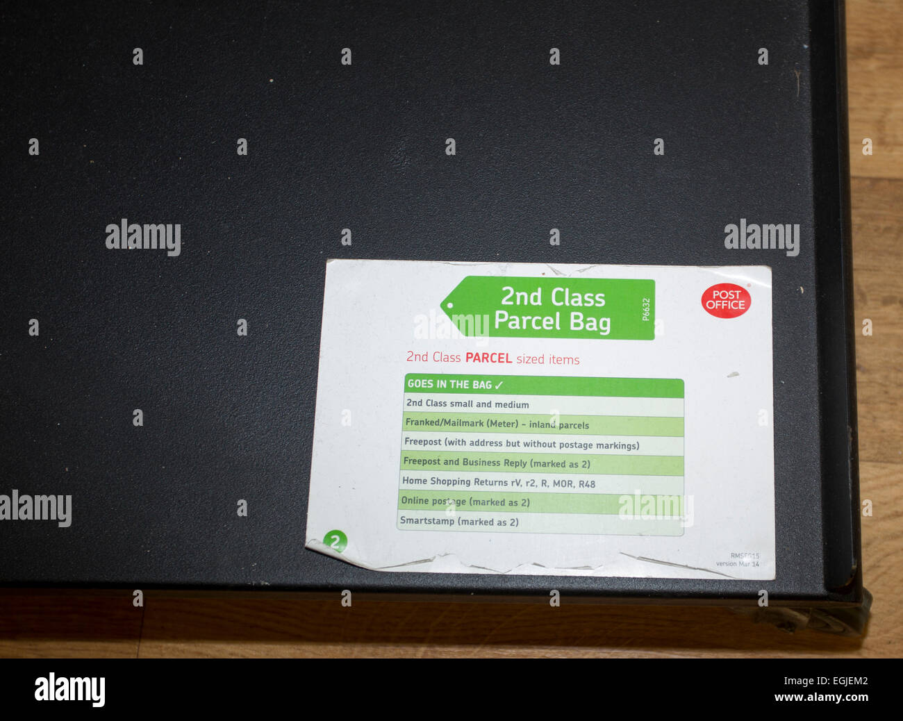 2. Klasse Paket Tasche Vorlage zur Messung von Postamt an der Rezeption Stockfoto