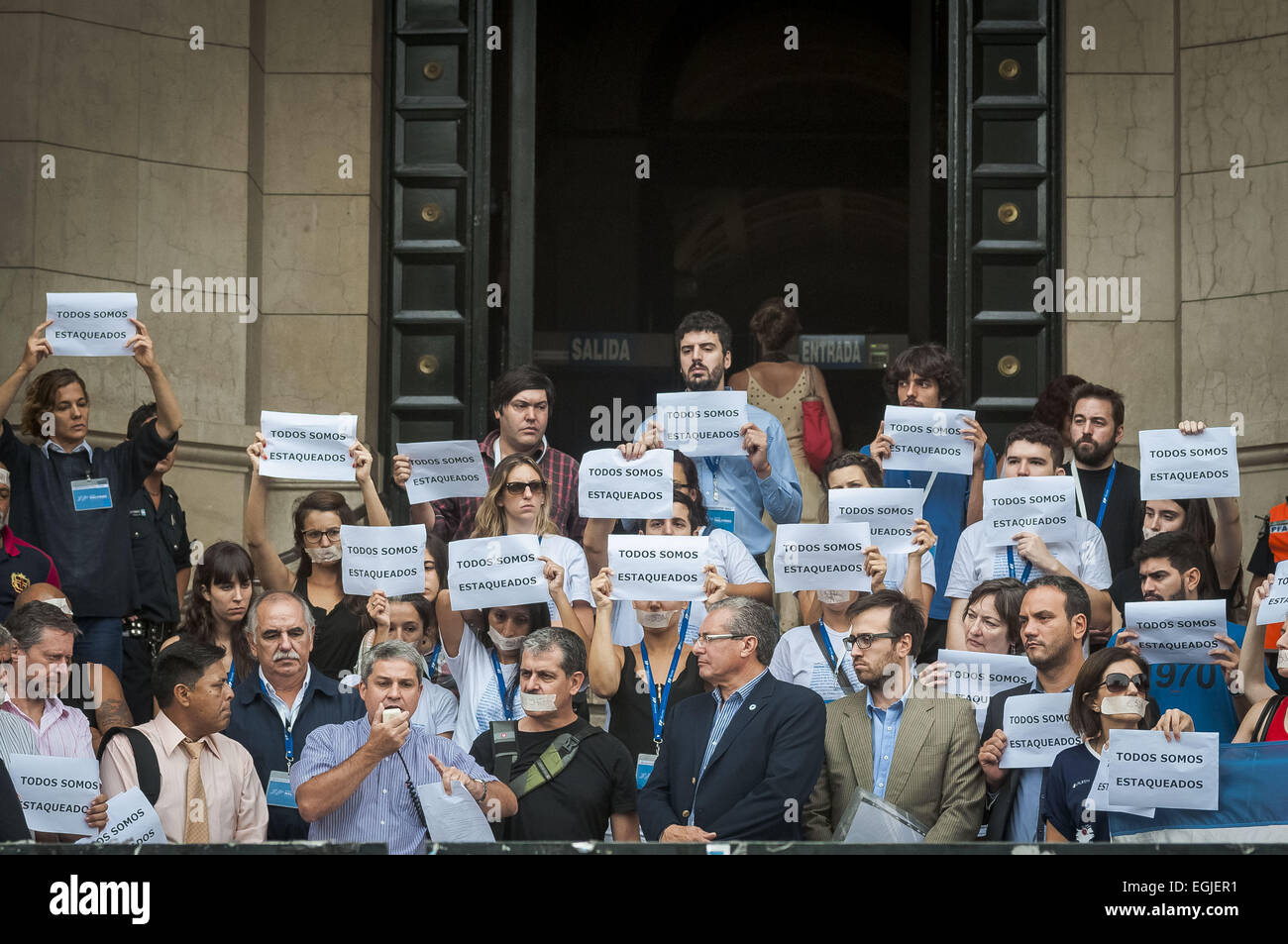 Buenos Aires, Buenos Aires, Argentinien. 25. Februar 2015. Kriegsveteranen, die kämpften in Malvinas/Falkland-Krieg 1982 Protest vor dem Supreme Court of Justice gegen eine Entscheidung, die Untersuchungen zu Kriegsverbrechen begangen durch argentinische Offiziere gegen Wehrpflichtige während des Krieges geschlossen. Es gibt viele Berichte von Wehrpflichtigen, die von ihrer Offiziere, gefoltert wurden, von die einige von Verbrechen gegen die Menschlichkeit verantwortlich waren während der letzten Militärdiktatur, die Argentinien von 1976 Trog 1983 regierte. © Patricio Murphy/ZUMA Draht/Alamy Live-Nachrichten Stockfoto