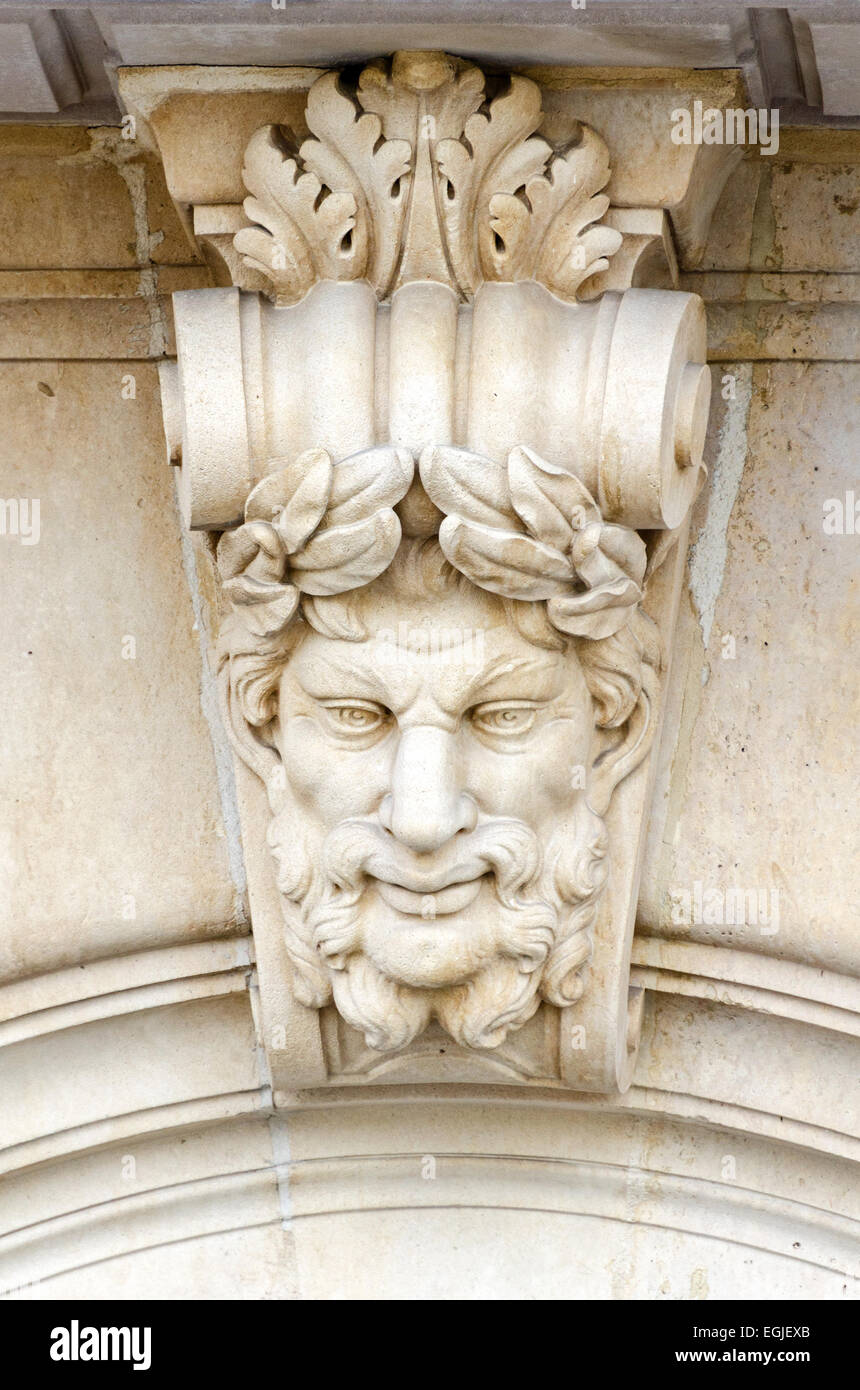 Lächelndes Gesicht eines Mannes in Stein gemeißelt, über einer Tür in Paris, Frankreich Stockfoto