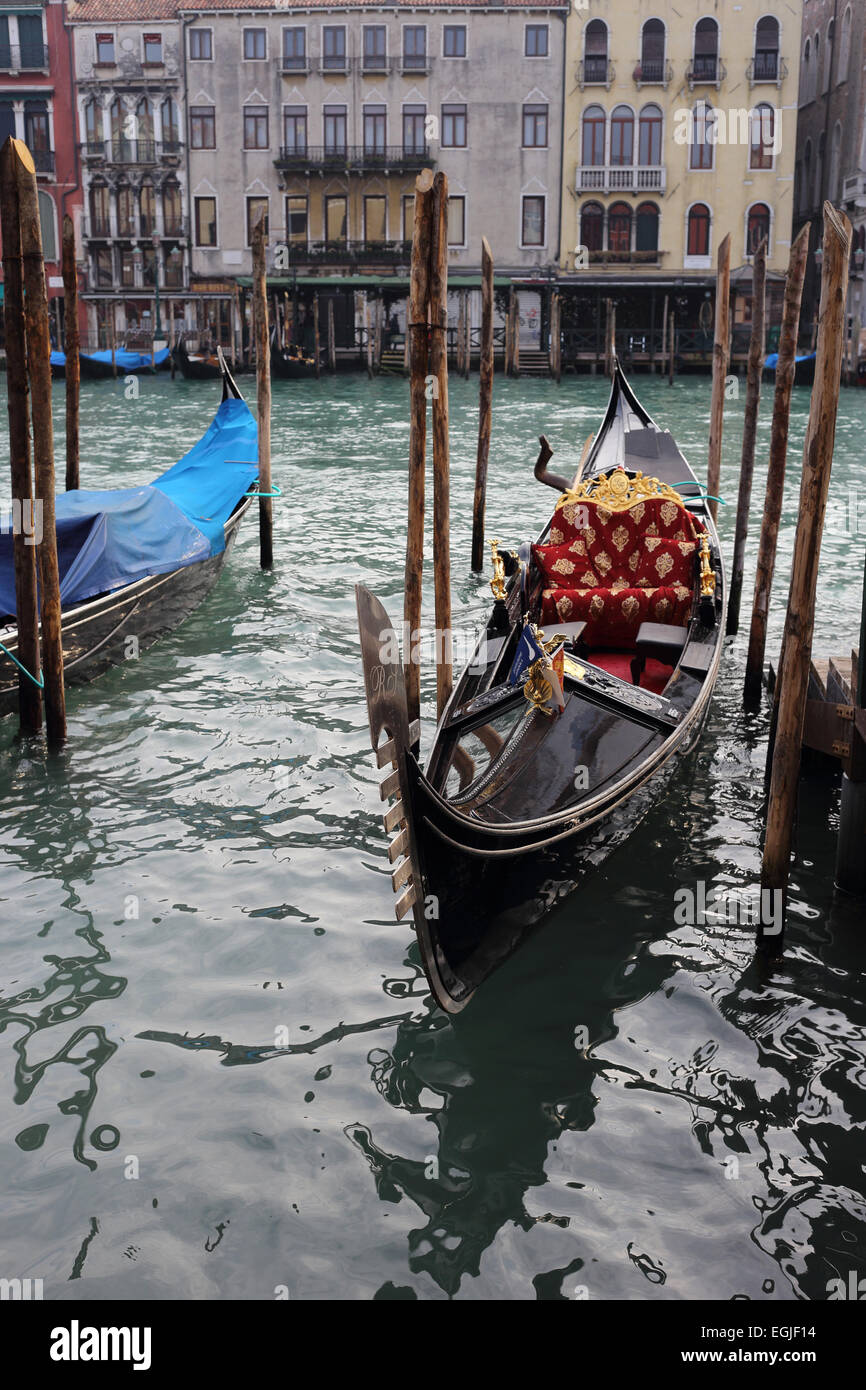 Wunderschön dekorierte Gondel am Canal Grande in Venedig, Italien Stockfoto