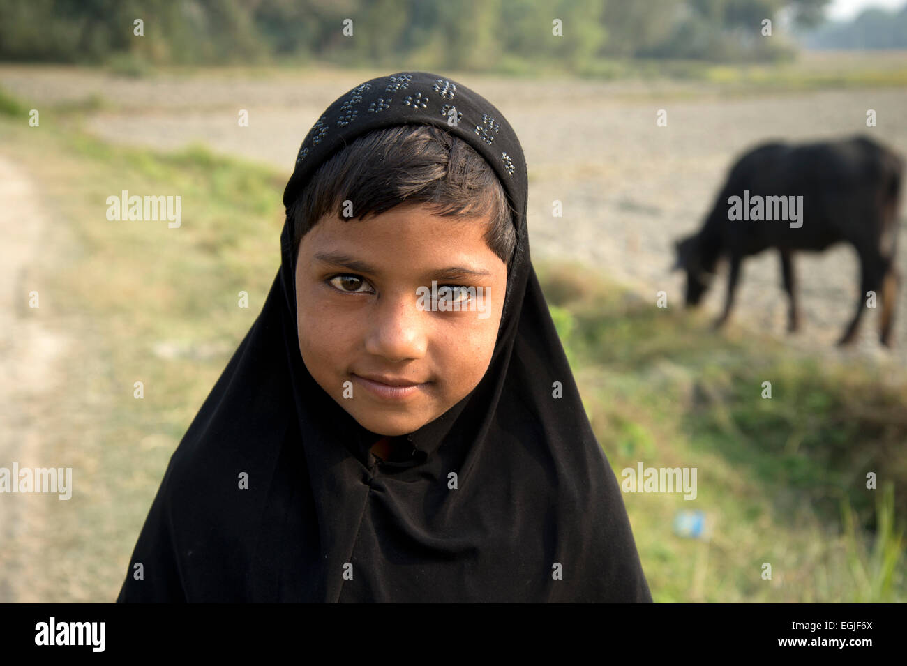 Bihar. Indien. Mastichak Dorf. Eine junge muslimische Mädchen tragen einen schwarzen Hijab. Stockfoto