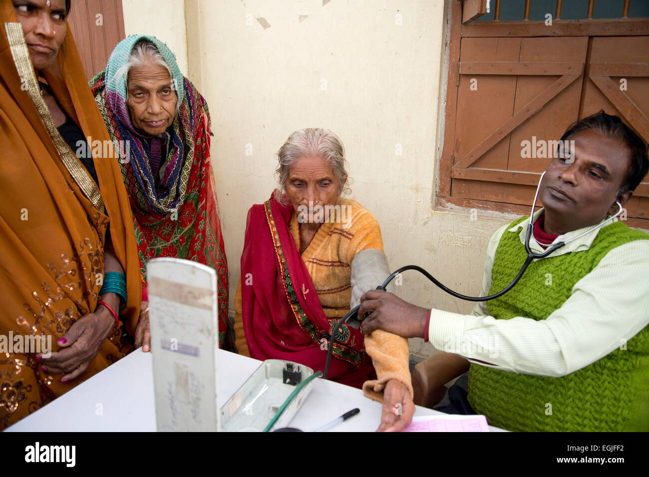 Bihar. Indien. Mastichak Dorf. Katarakt-Patienten haben ihren Blutdruck auf eine Augenklinik Stockfoto