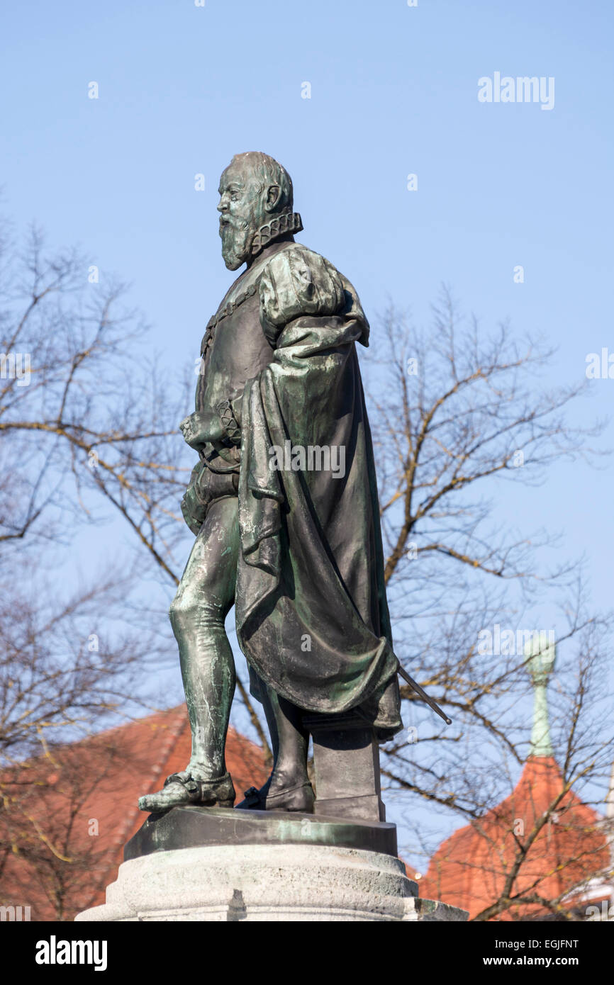 Die Prinzregentenbrunnen in Augsburg mit der Skulptur des Prinzregent Luitpold, erbaut 1903. Stockfoto